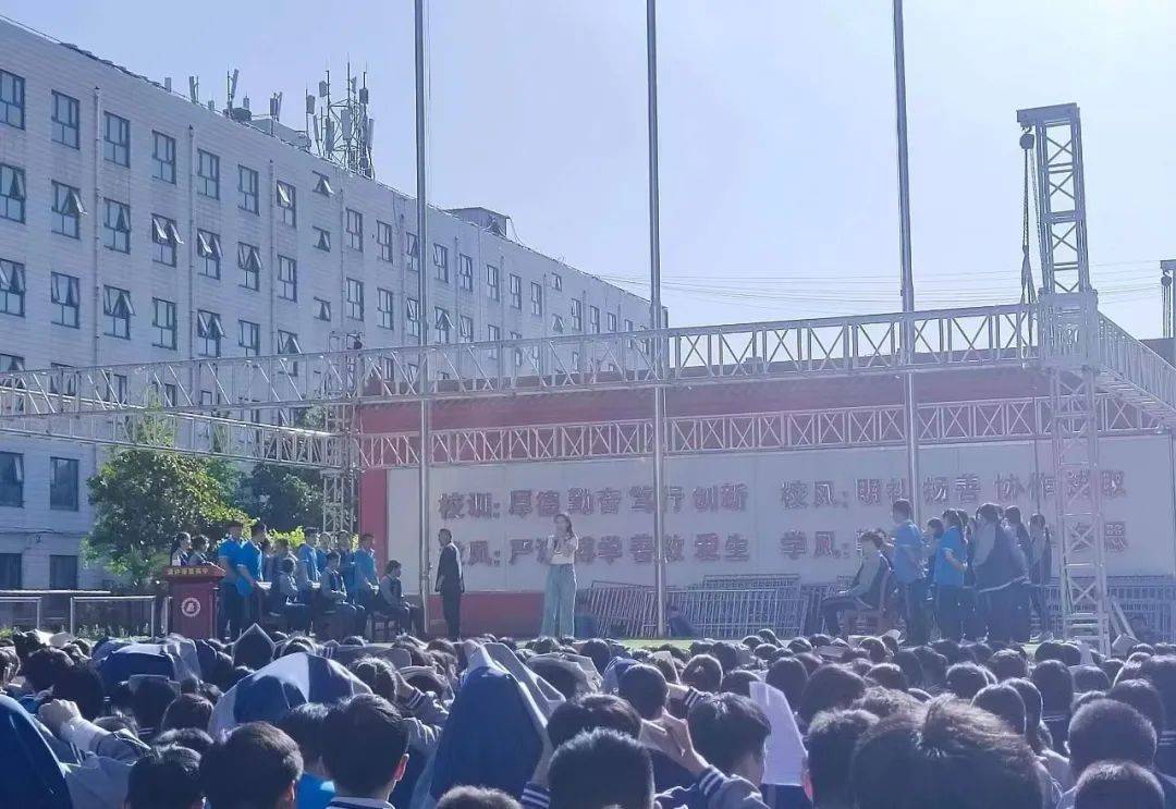 服务台讲师团成员曹创业,张馨元,阴春辉三位老师走进丽星高级中学