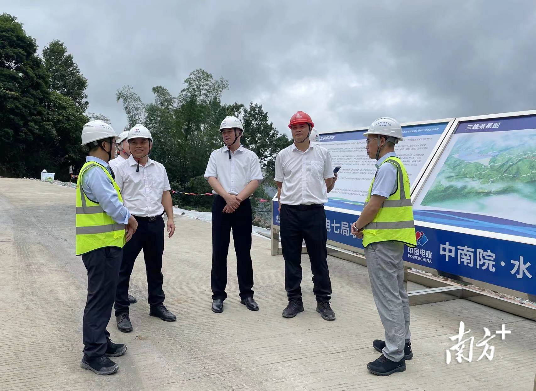 陈哲江走进项目施工现场,与项目负责人深入交流,协调