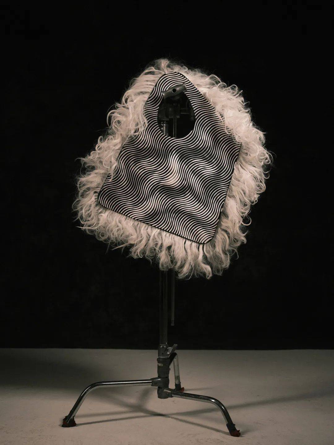 通过参数化设计构建人物肖像轮廓和五官起伏状态,利用织物全彩3d打印