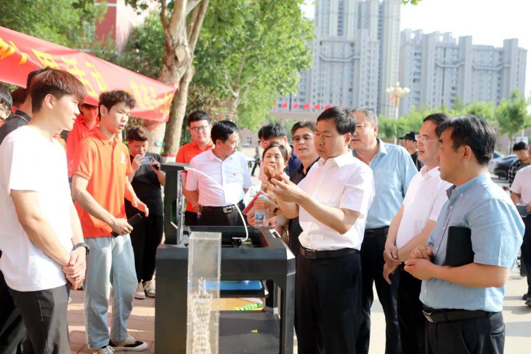 学院党委书记宋忠秋,党委副书记,院长杨静利及党委班子成员走进展区.