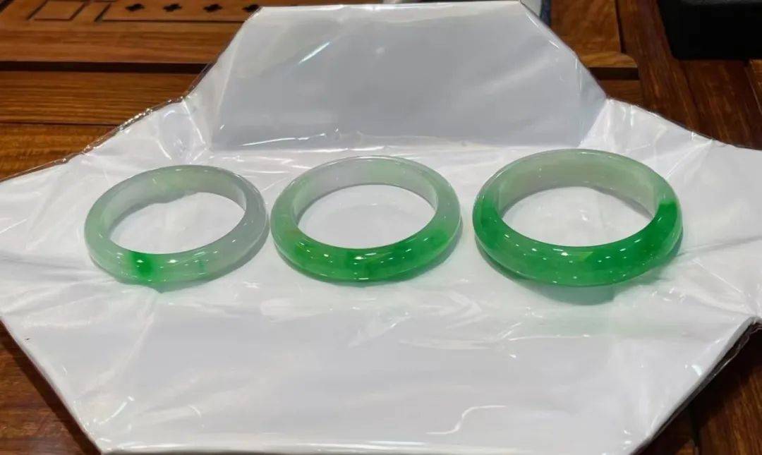 "但,这一切的前提是真正翡翠的诞生可不是那么容易的在茫茫玉料中然而