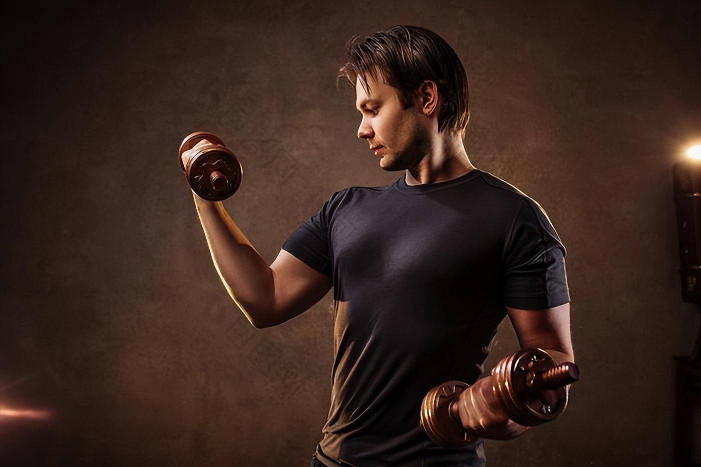 47岁大叔坚持饭后去健身,一年后突发心梗,医生叹息:忽视了2点