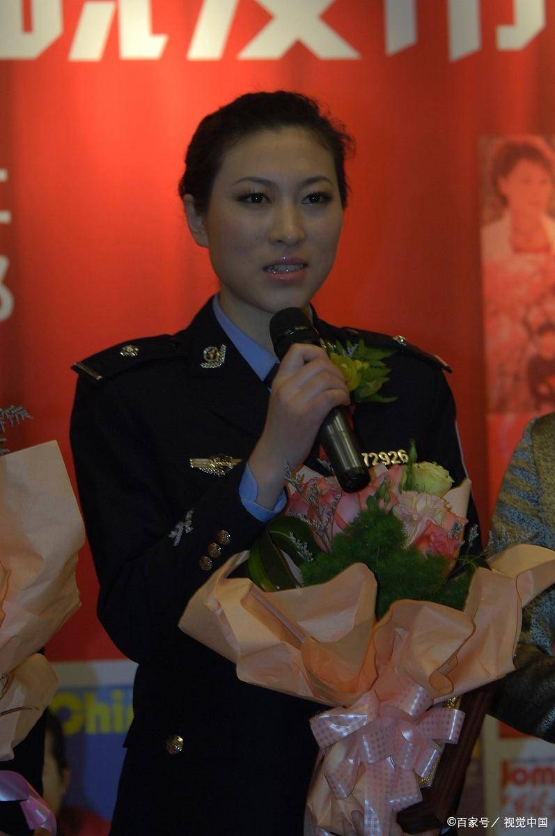 台湾女警花下海兼职“性工作”引争议，男同事举报揭露背后真相