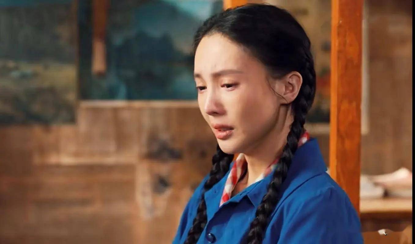 还记得她在2015年的《无心法师》中饰演的女主月牙,这个时候的金晨与