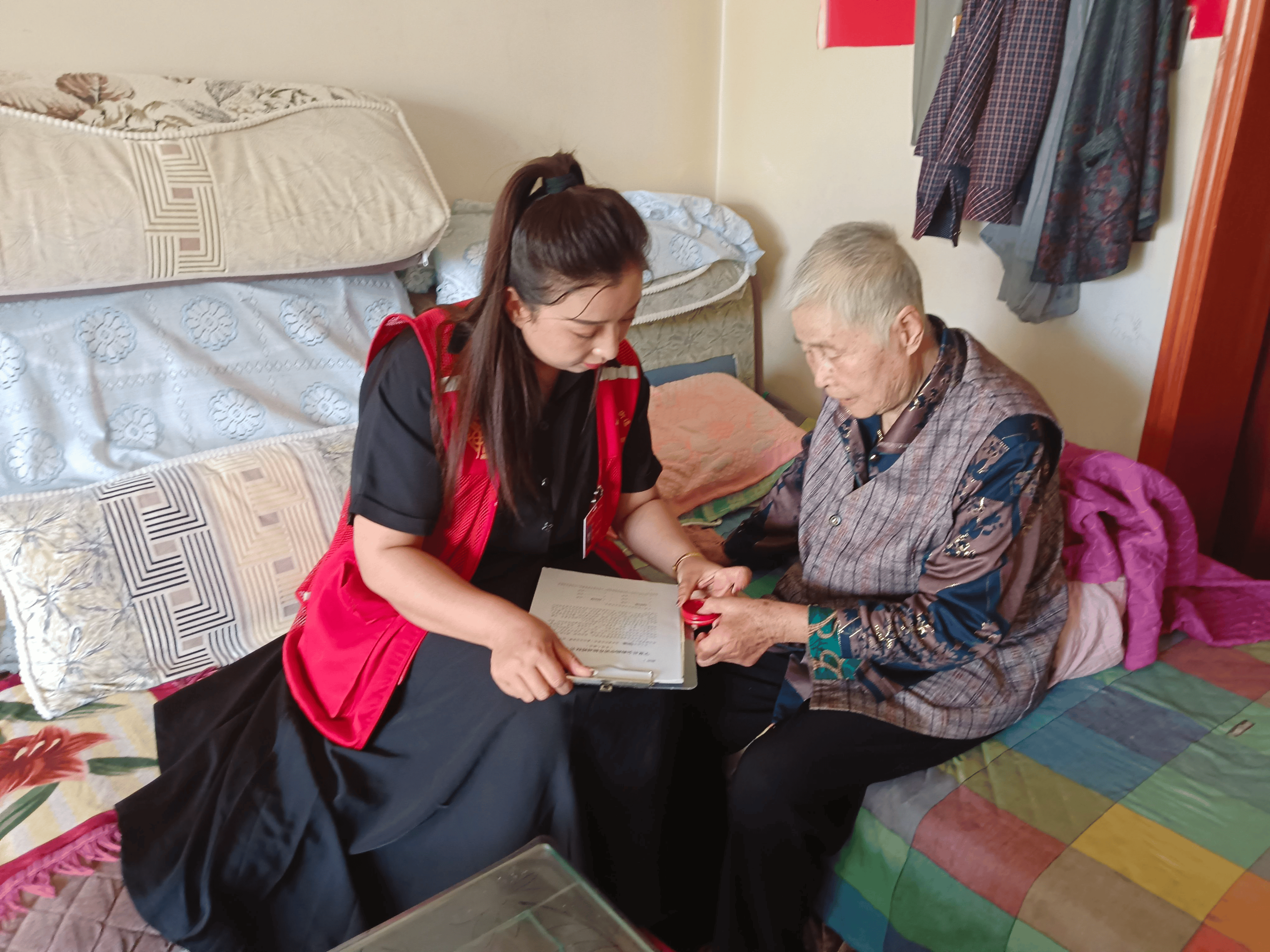 "家住天骏城市花园的老人杨月梅拉着网格员的手说道