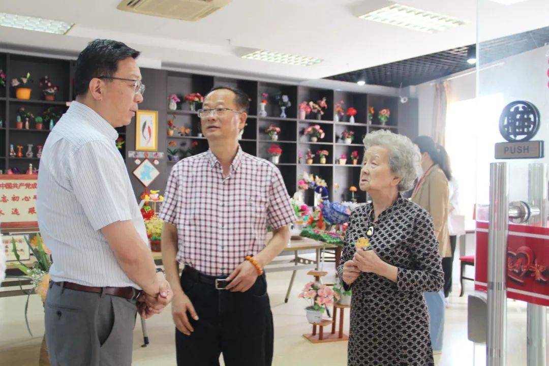 综合楼在亲自观摩体验了样板房后,领导们对逸和源的配套设施和服务