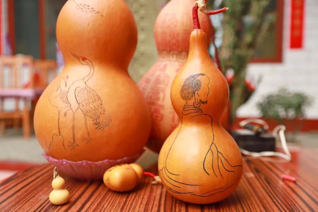 峰峰有位"葫芦哥",烙笔生花送"福禄"