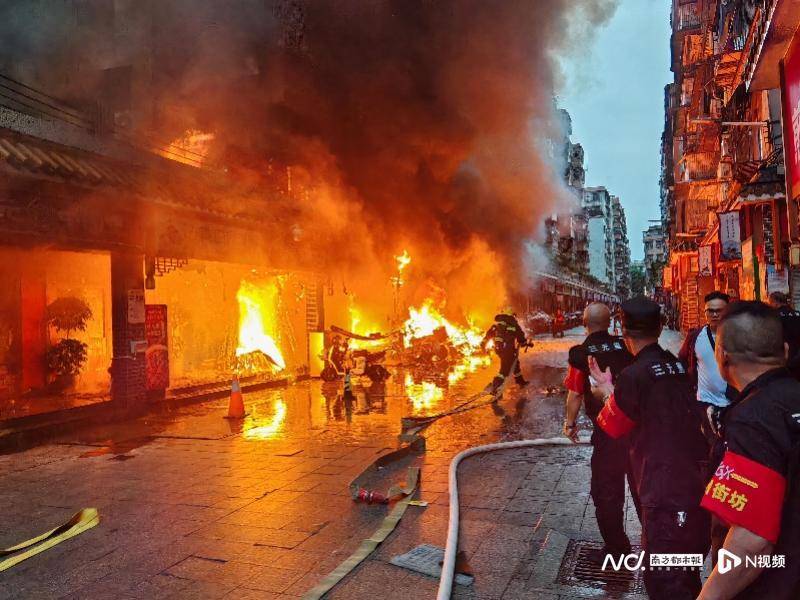 近期，广州市白云区三元里街道一停放在室外的电动自行车自燃，致旁边的25辆电动自行车和4个商铺门面被烧