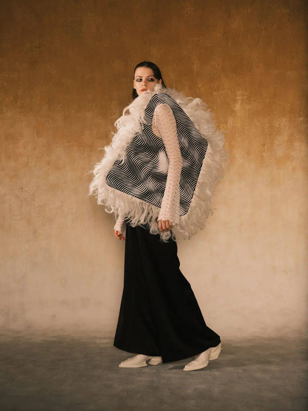 通过参数化设计构建人物肖像轮廓和五官起伏状态,利用织物全彩3d打印