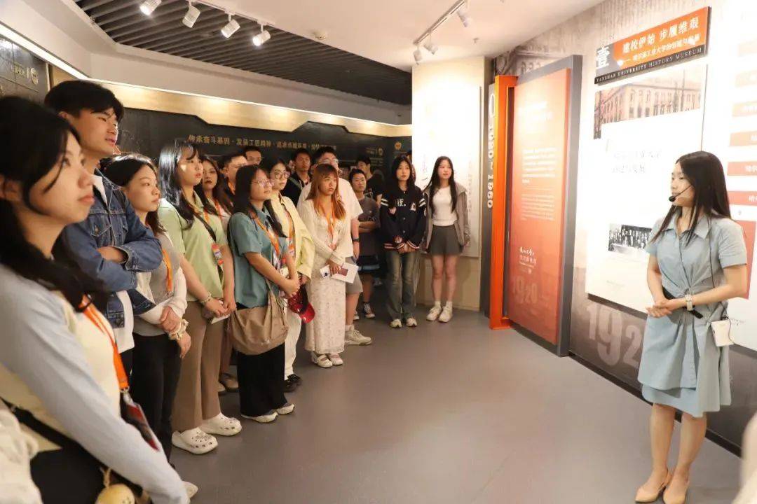 燕大副校长王利民,统战部长韩昱卓带领十名燕大学子