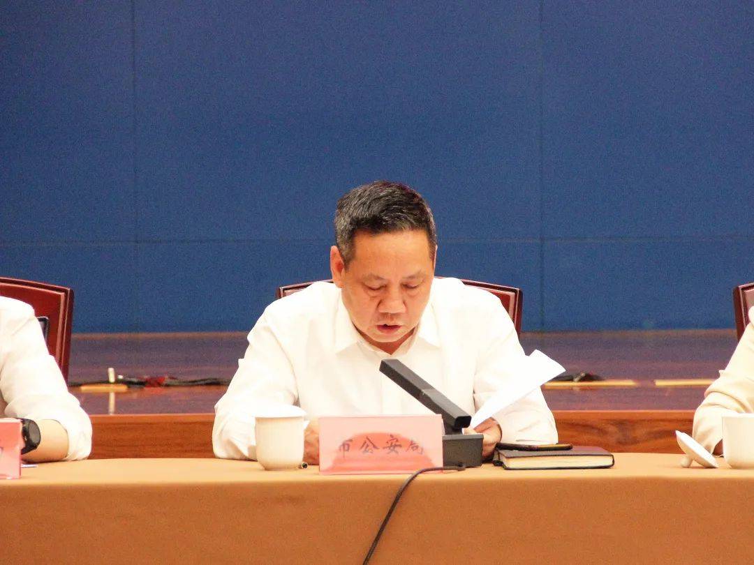 慈溪市鄞州区海曙区会上,励成杰通报了通报全市2024年漠视侵害群众