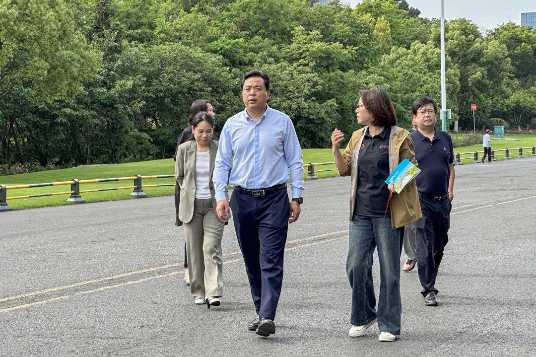 5月21日,市体育局局长刘志峰,副局长陆慧琦一行赴溧阳市调研体育公园