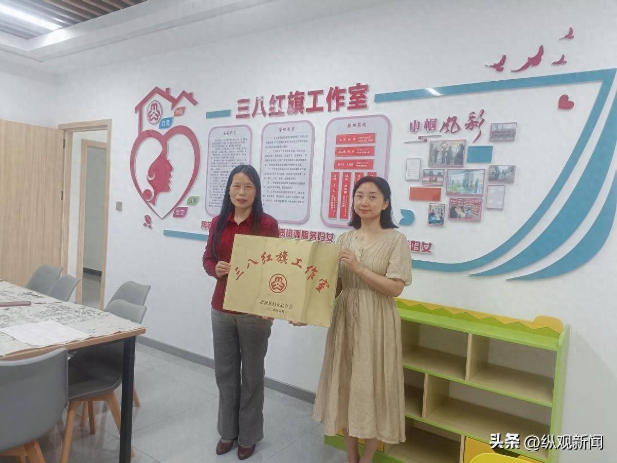 杜爽为三八红旗工作室授牌杜爽代表唐河县妇联向工作室的成立表示祝贺