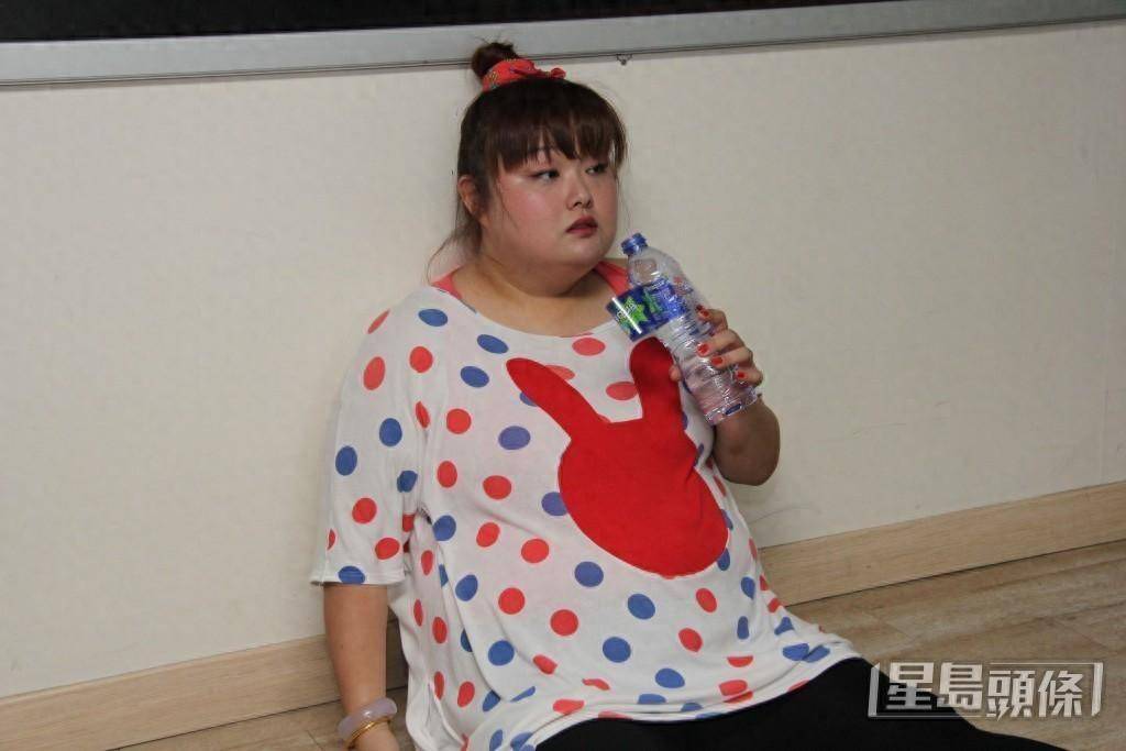 陈嘉佳暴瘦109斤骑马秀苗条身材,134斤体重压得8岁老马无精打采_减肥