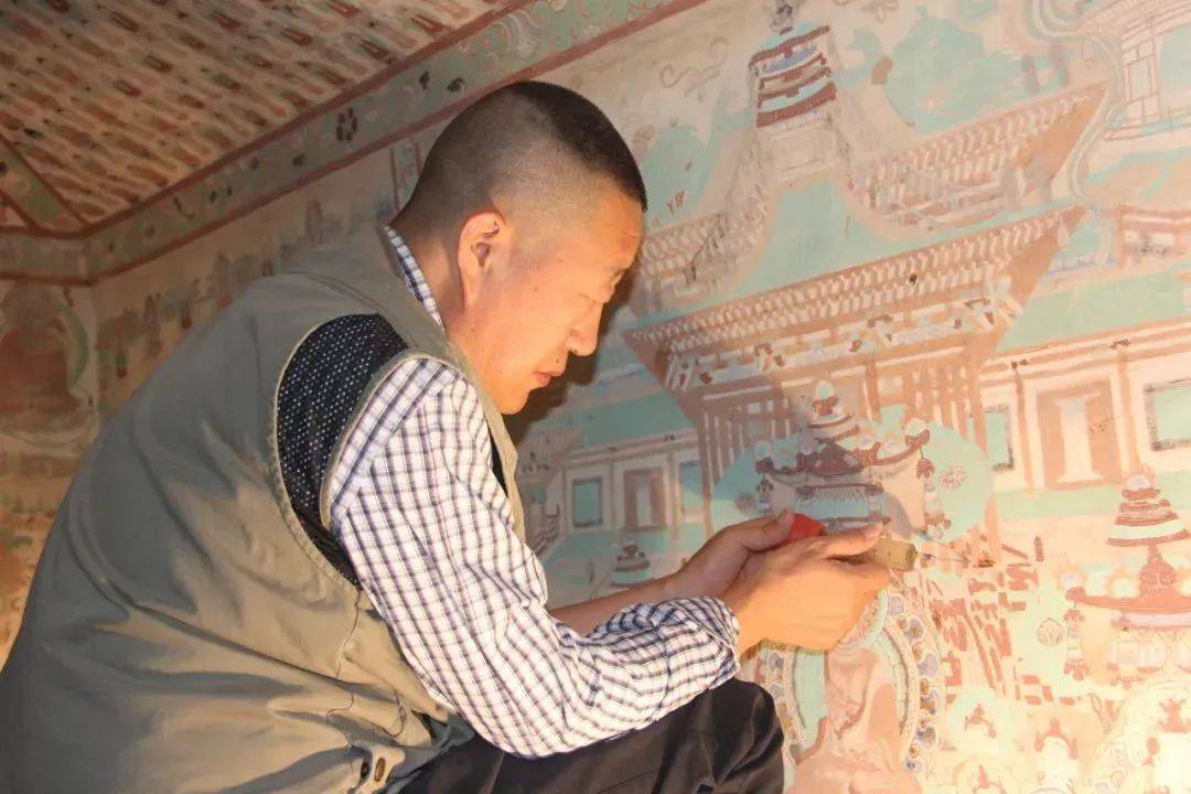 匠心相传——记全国五一劳动奖章获得者、敦煌壁画修复师李波_保护_莫高窟_工作