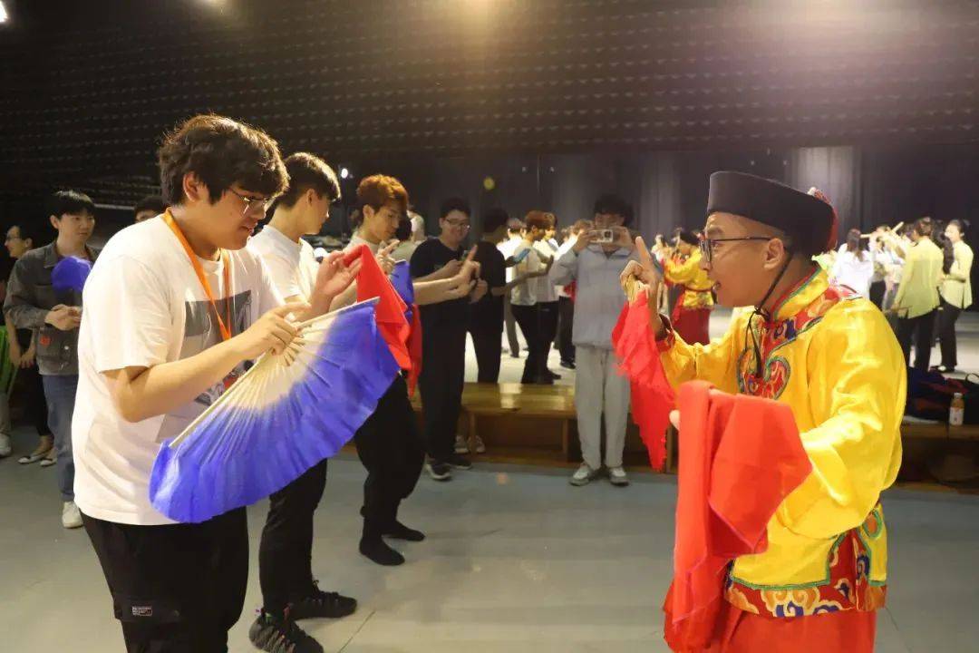 燕大副校长王利民,统战部长韩昱卓带领十名燕大学子