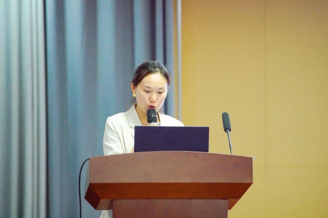 老师执教《慢性子裁缝和急性子顾客》课例5月18日,两江新区金山学校