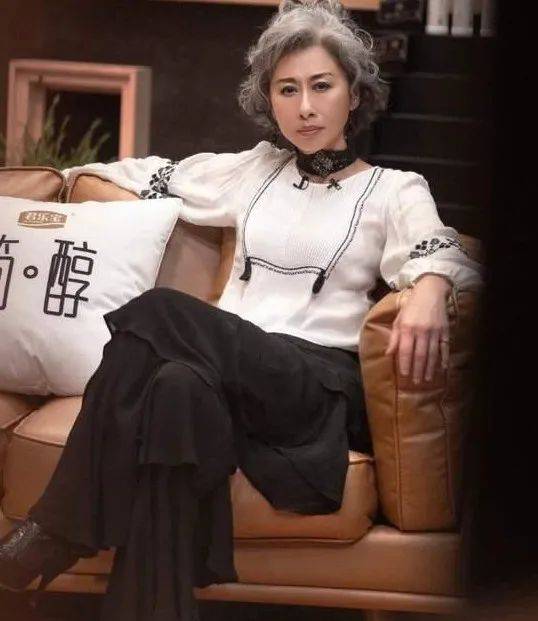 叶倩文真自信,60岁还穿"紧身"瑜伽裤,大婶的年纪少女的身材