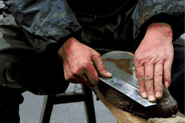 磨剪子嘞~戗菜刀随着时代的发展和科技的进步,有一些我们熟悉的老行当