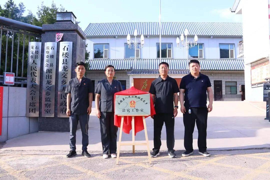 成员,副院长孟晋军,党组成员,立案庭庭长许亚丽共同为法官工作室揭牌