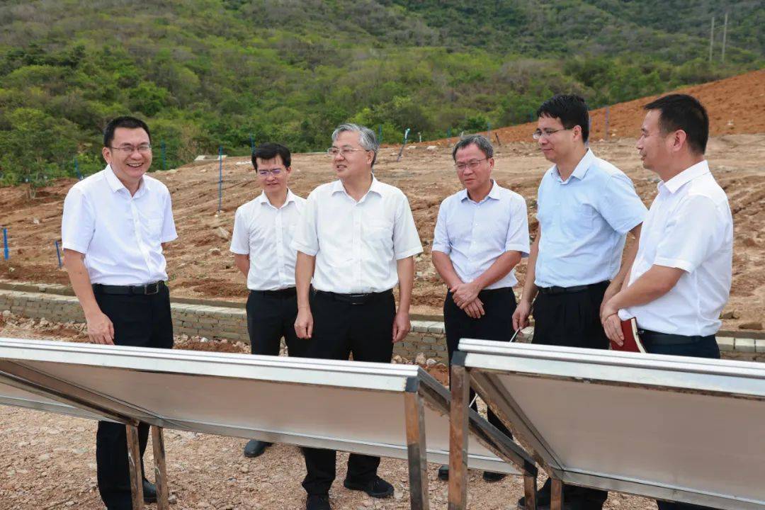 在三亚南山热带优异果蔬资源保护基地项目施工现场,周红波详细了解