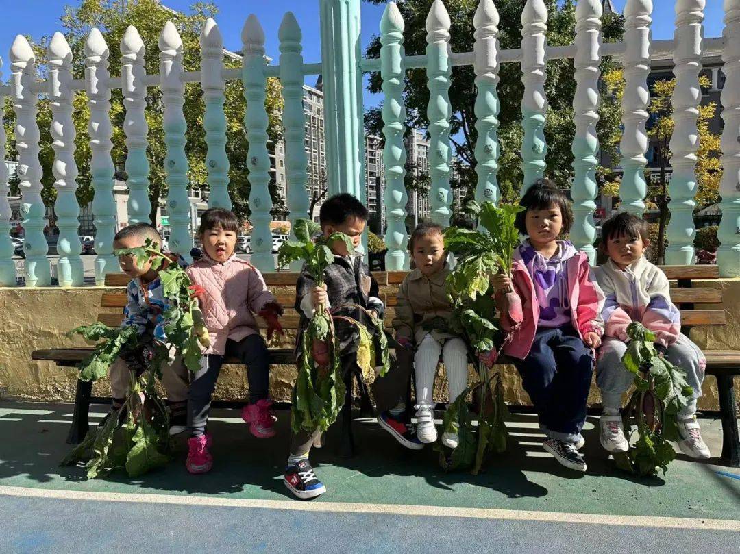 幼儿园搜寻多种食材,给予最为恰当的处理,最大化融合食材本味,创造