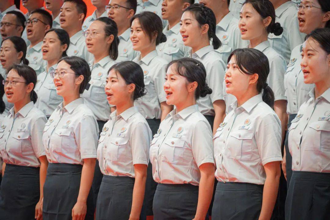 武警部队隆重举行文职人员队伍建设座谈会暨优秀文职人员颁奖仪式