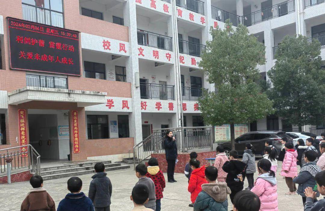 在一次夜间巡逻中,段思颖发现一女子形迹可疑,她果断上前盘问,在交谈