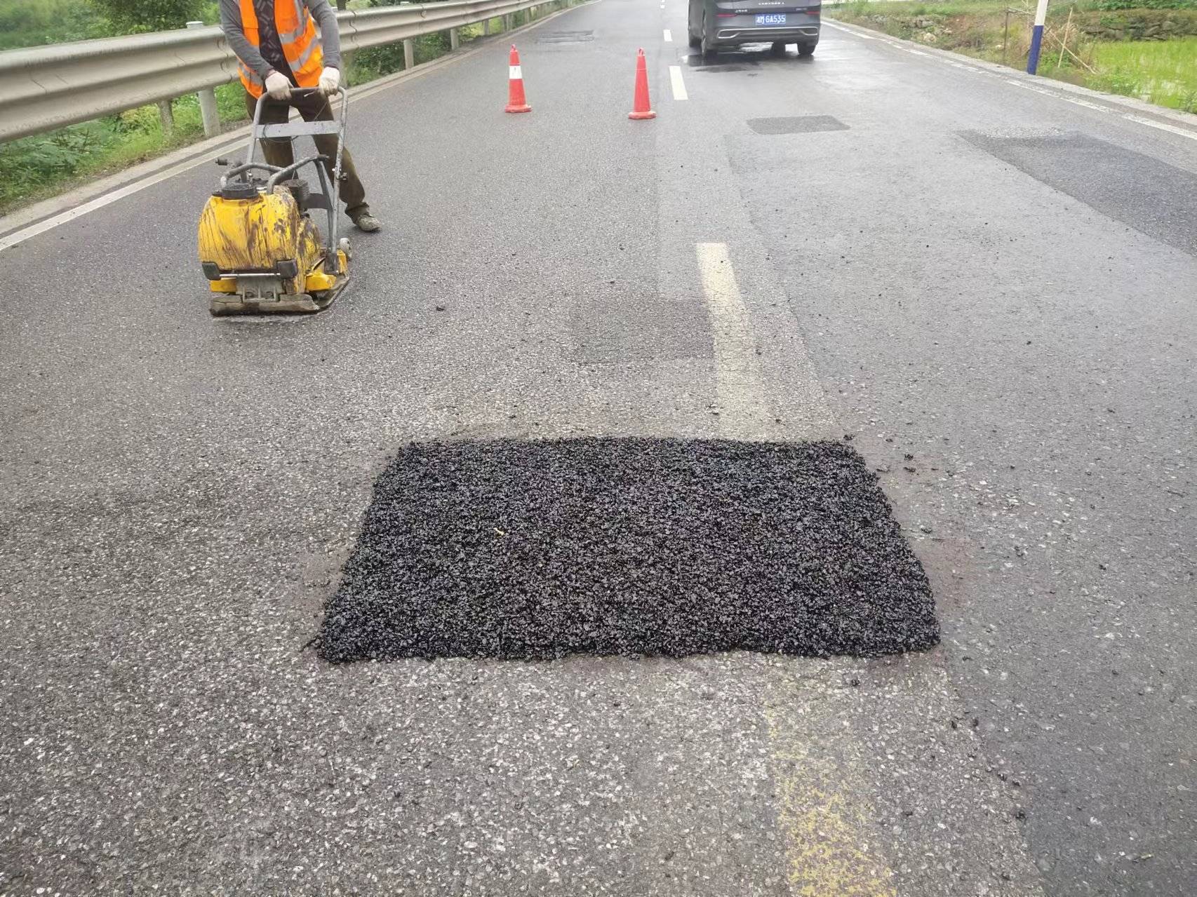 东安公路:抢抓晴好天气 修补路面保畅通_进行_病害_保障
