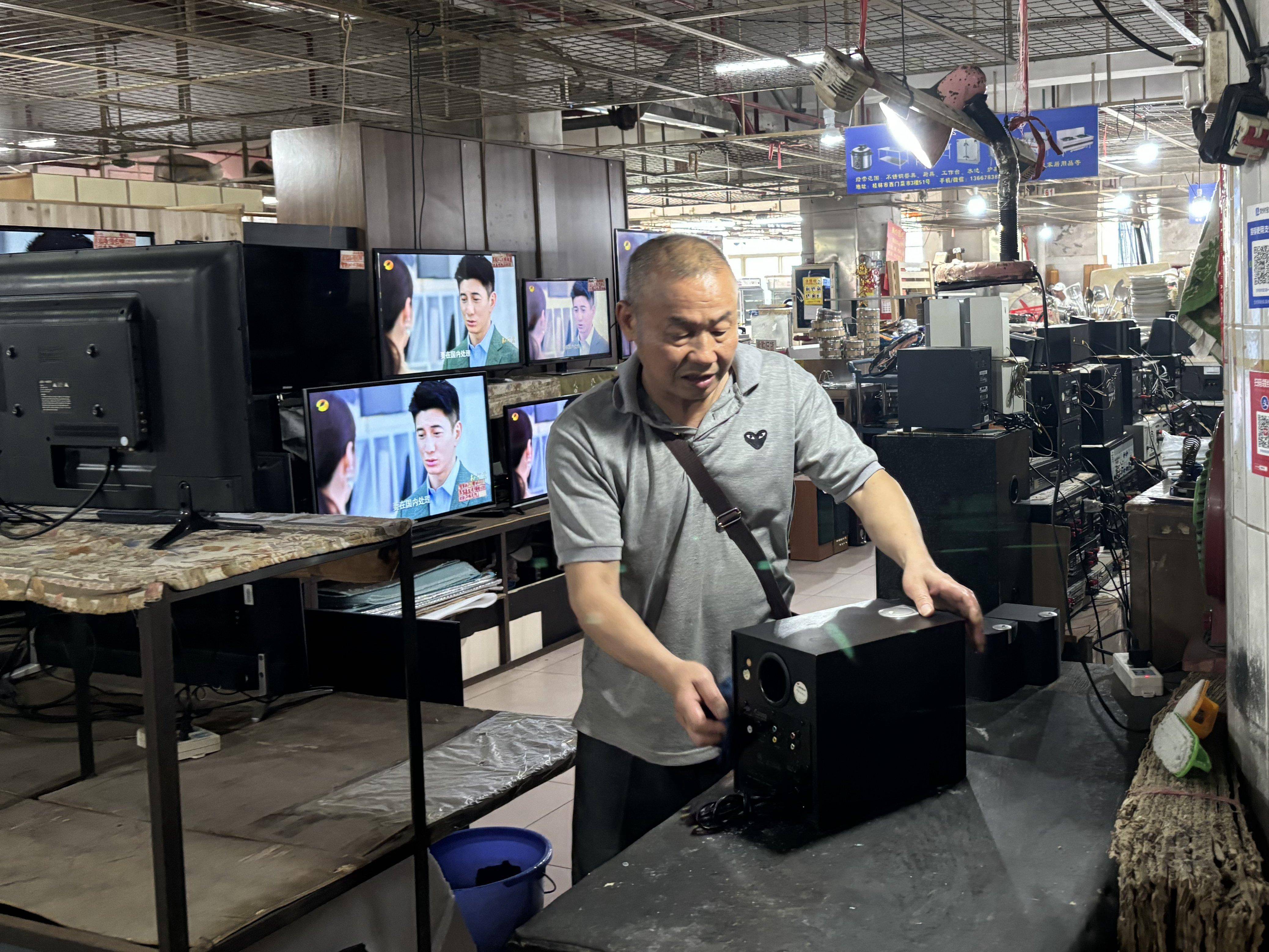 市场里有很多二手家电和家具,例如空调,电视,冰箱,洗衣机,微波炉,桌椅