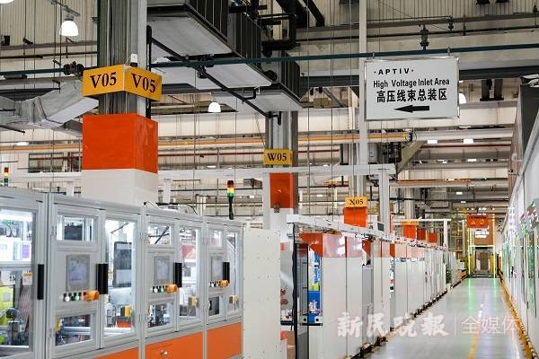 安排下380台工业机器人"群舞" 智能工厂使企业综合运营成本下降约30%