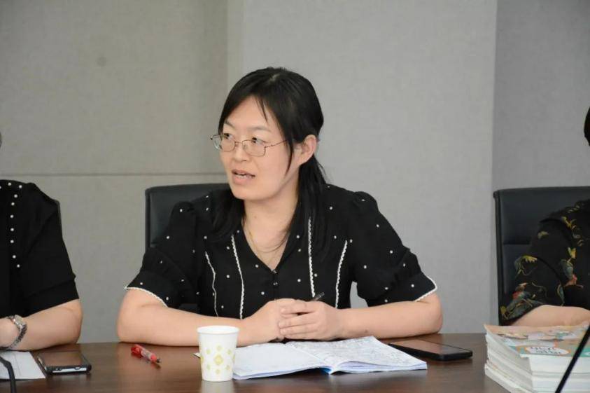 周老师为授课教师颁发荣誉证书,鼓励青年教师坚守初心,深耕教