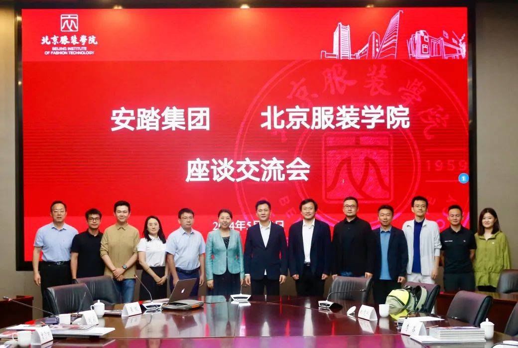 双方合影吴永华一行还参观了北京服装学院民族服饰博物馆,2024届毕业