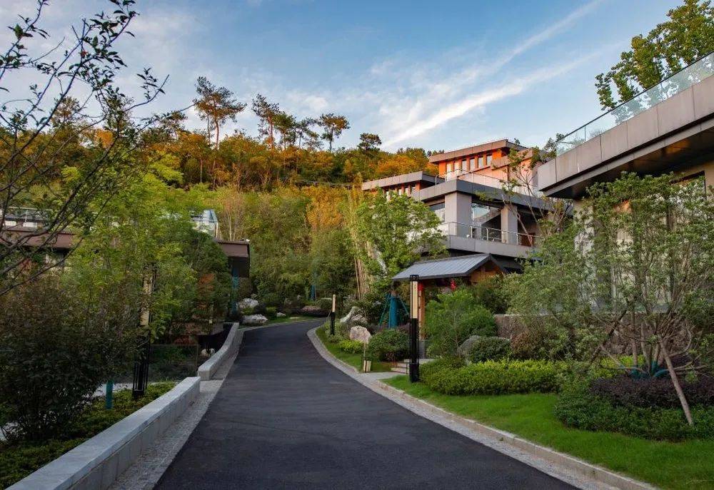 酒店专门为住客修建了一条直达栖霞山的免费vip步道,不论何时,你都
