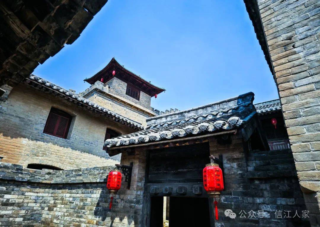 山西沁水湘峪古堡分内城和外城,内城建筑由东西向两条街和南北九条