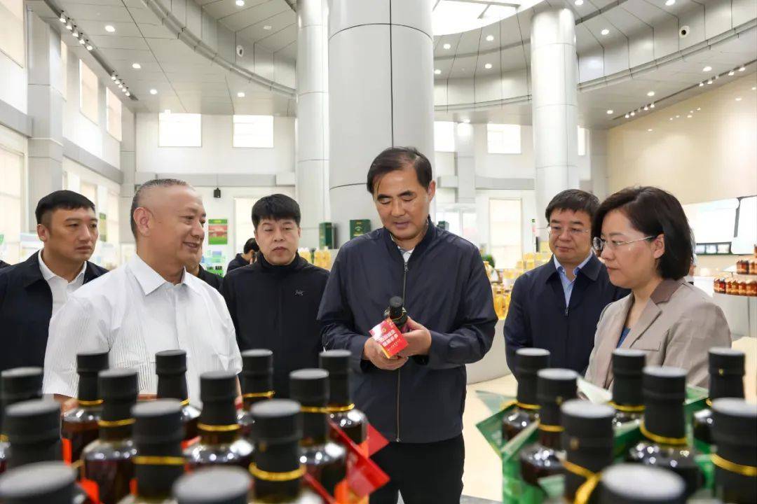 孙美荣陪同佳木斯市副市长,佳木斯国家农高区党工委书记王继武一行来