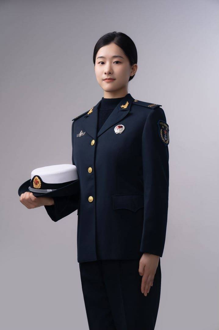 退役女兵张姝琰的身上都汇聚在了军营的刚健舞蹈的柔情