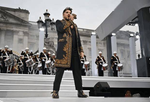 命运的齿轮转动,30岁的亚当收到了皇后乐队的橄榄枝,2012年正式成为了