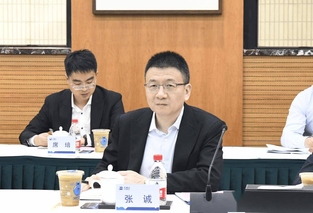 张诚毕业于中国人民大学,曾任招商银行北京分行行长,建行深圳分行上步