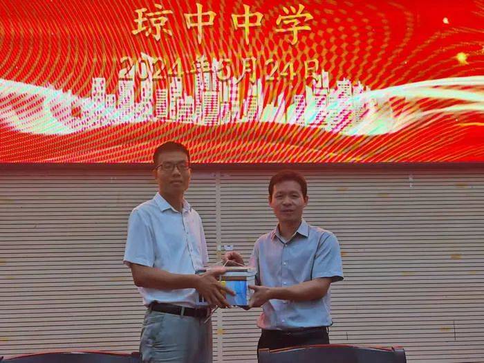 海南作协"百名作家进百校"文学志愿服务活动走进琼中中学——作家蔡