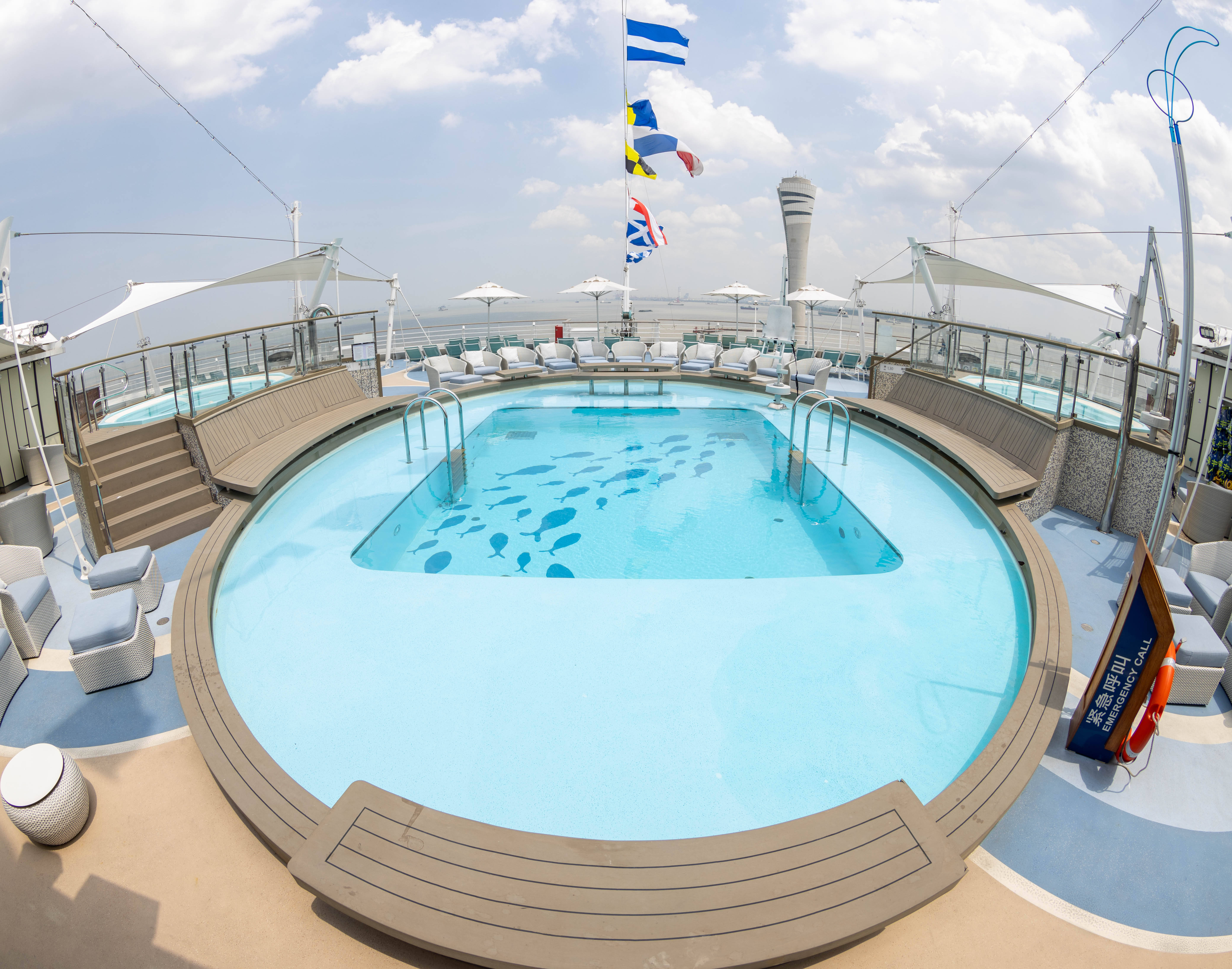 5月26日拍摄的国产大型邮轮"爱达·魔都号"一处户外泳池.