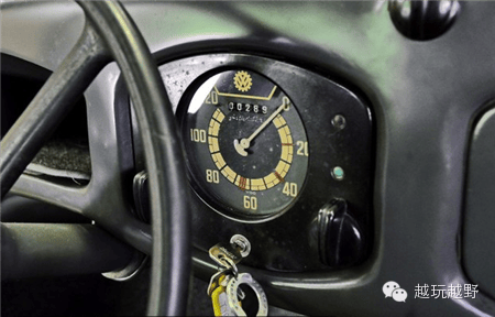 正中间有早期的大众车标,字母vw外侧有一圈纳粹党齿圈,是为了证明它是