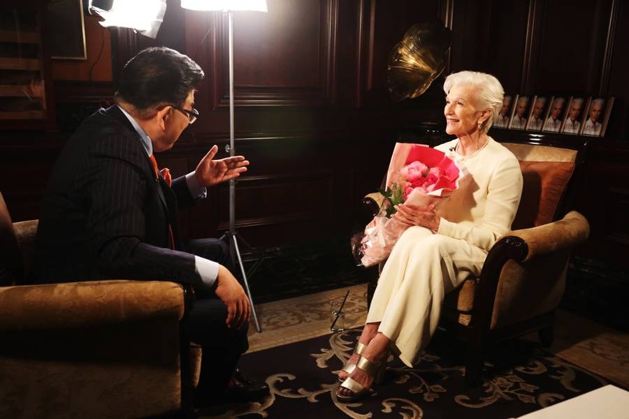 梅耶·马斯克接受《可凡倾听》专访曹可凡又问:"当您与埃隆谈起中国和