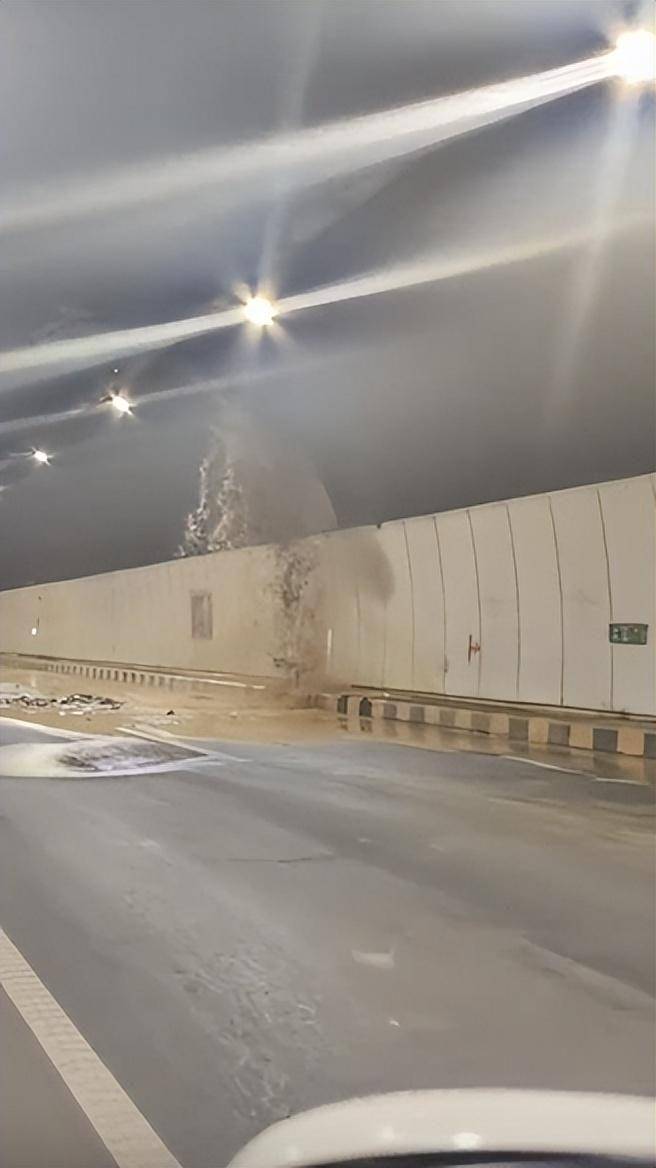 越闹越大!隧道出现渗水情况,现场如同水帘洞,通车时间不足3年