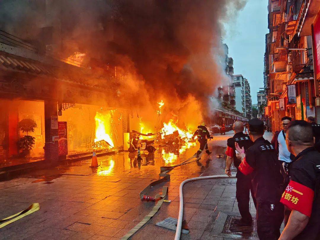 5月14日晚11时许,安徽合肥一小区楼下,电动车在充电桩处爆燃起火,现场