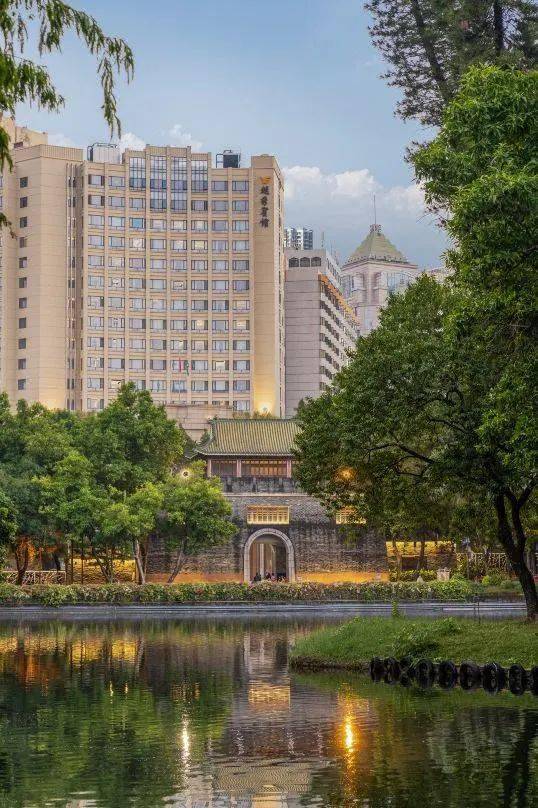这家因为装修很新,所以面套房的面积达到了60平米,像是戴森吹风机