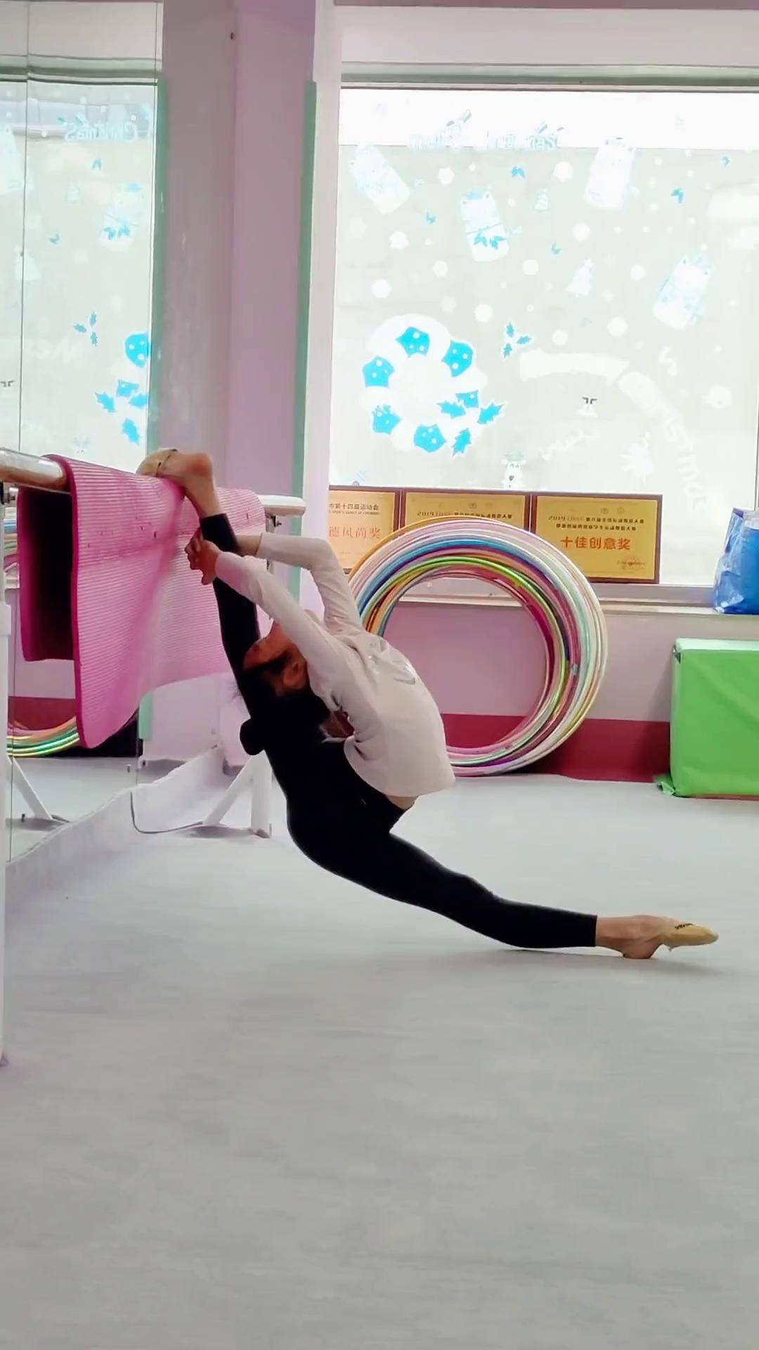 艺术体操 软开度训练 软开 压腿 日常练功