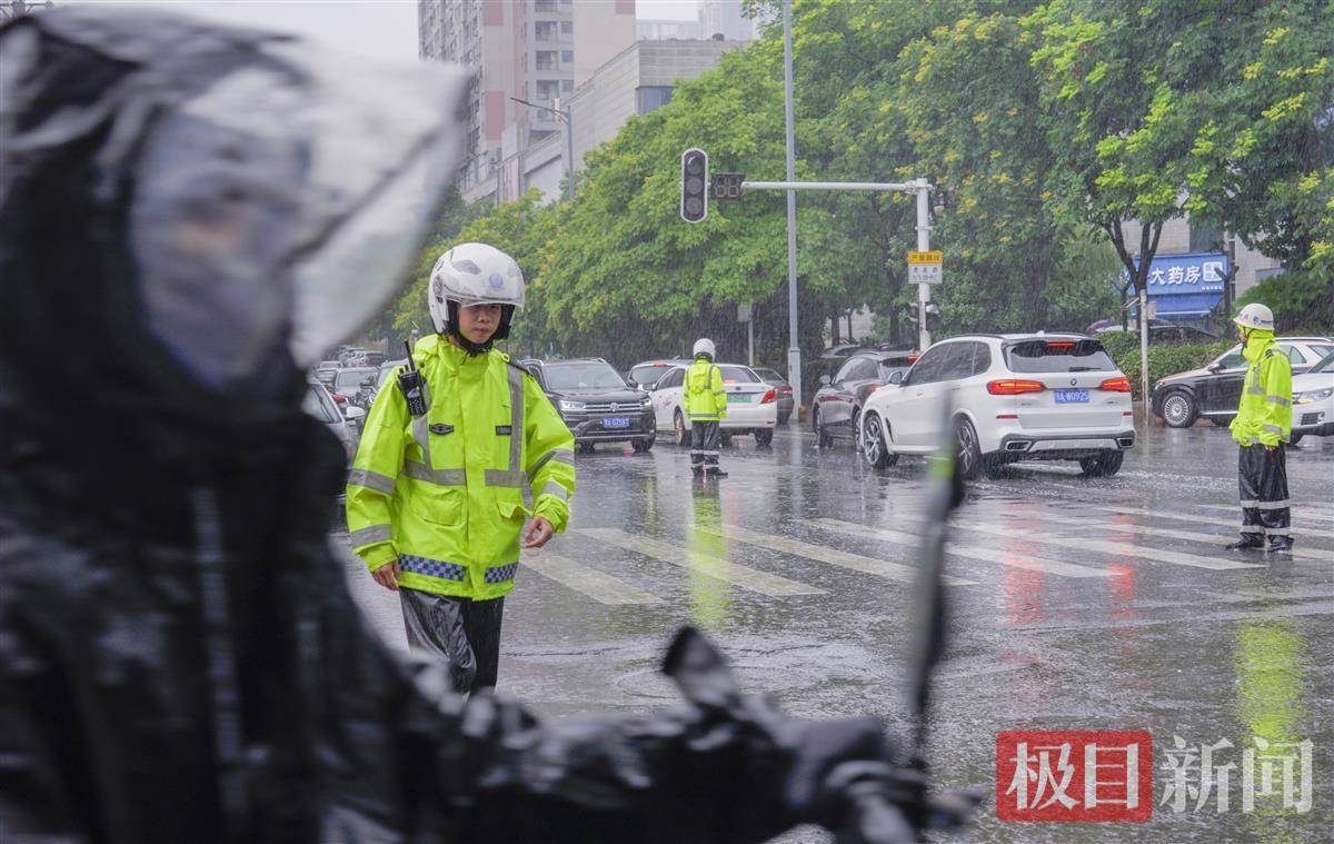 暴雨中交警执勤保畅,护航市民平安出行
