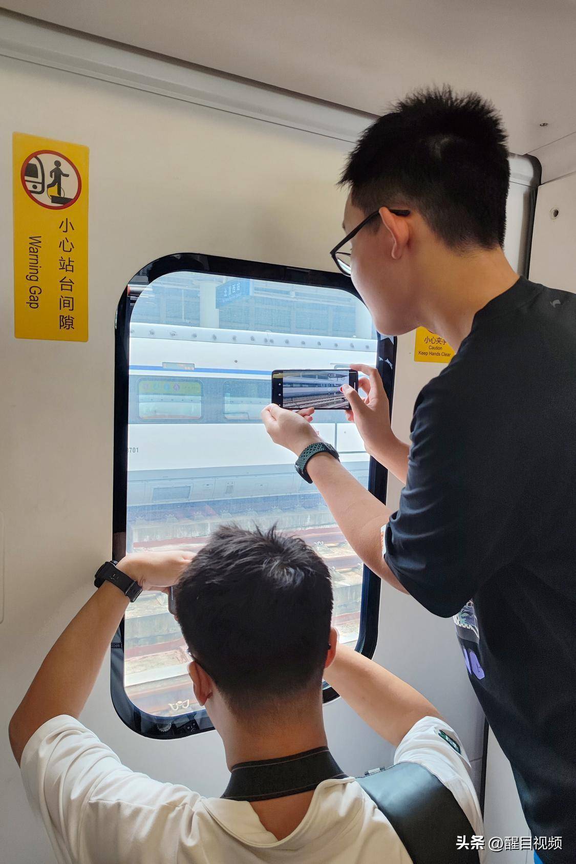 纪实摄影 | "四线贯通 真的好兴奋"!全国最长跨市"地铁"通车见闻