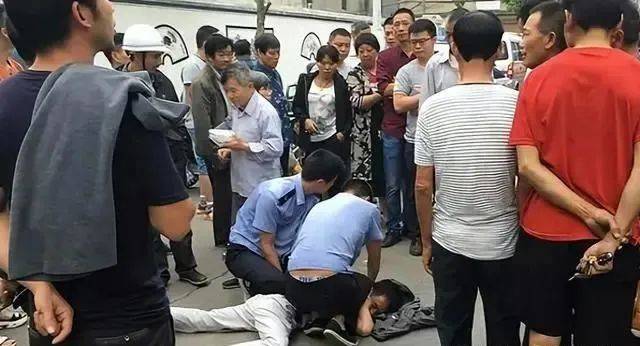 广东初二男孩被5名同学围殴,父亲抡起铁棍将其中一名活活打死,判决